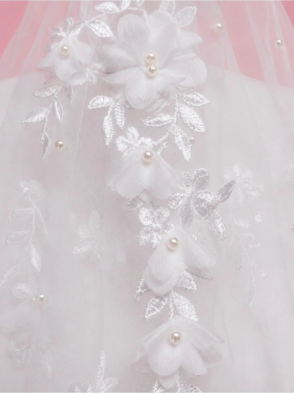 Elegant Ivory Floral Appliqué Bridal Veil